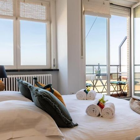 Huswell - Beautiful Spacious Studio With Frontal Sea View Knokke-Heist Bagian luar foto
