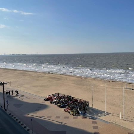 Huswell - Beautiful Spacious Studio With Frontal Sea View Knokke-Heist Bagian luar foto