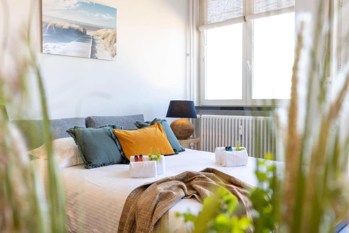 Huswell - Beautiful Spacious Studio With Frontal Sea View Knokke-Heist Bagian luar foto