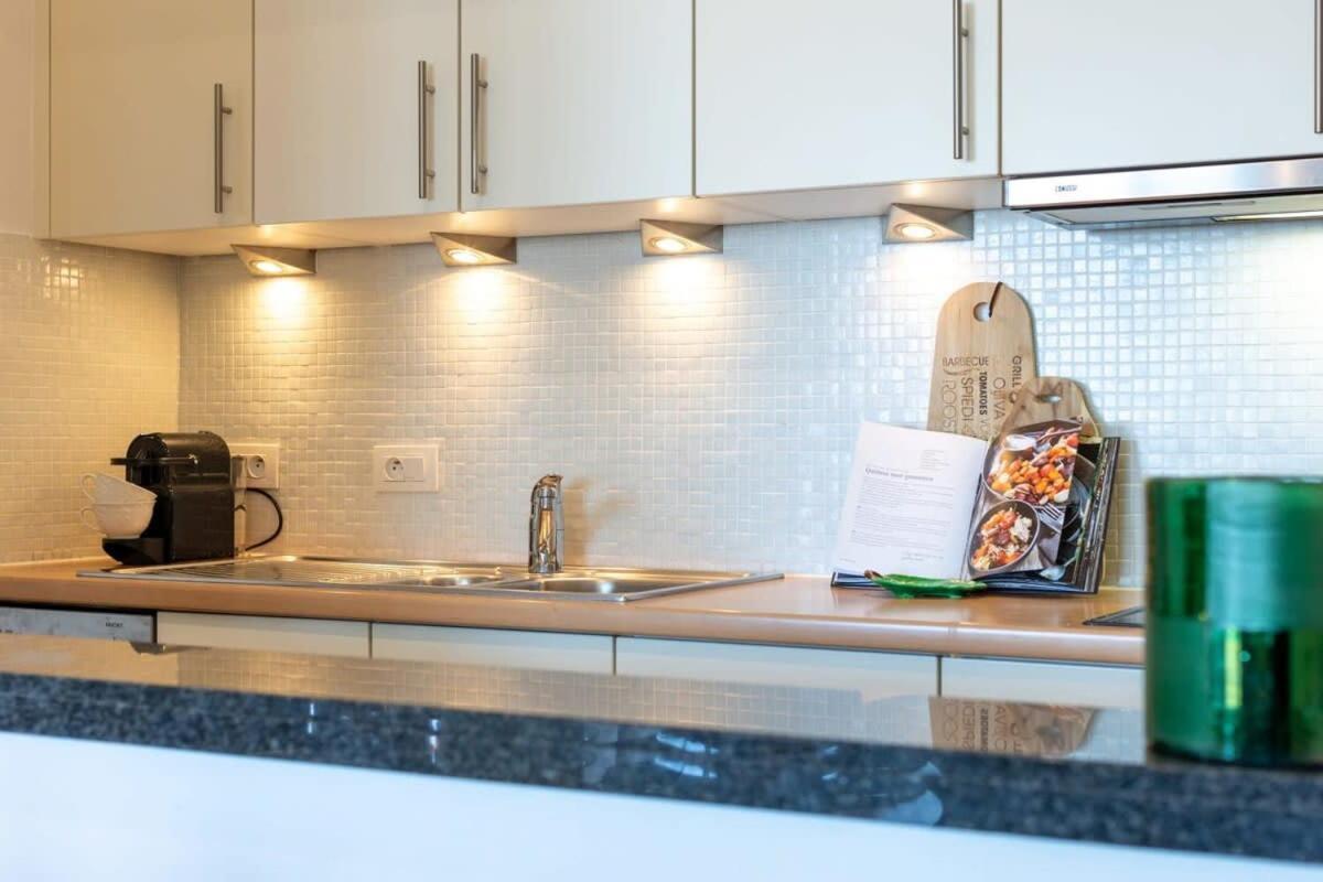 Huswell - Beautiful Spacious Studio With Frontal Sea View Knokke-Heist Bagian luar foto