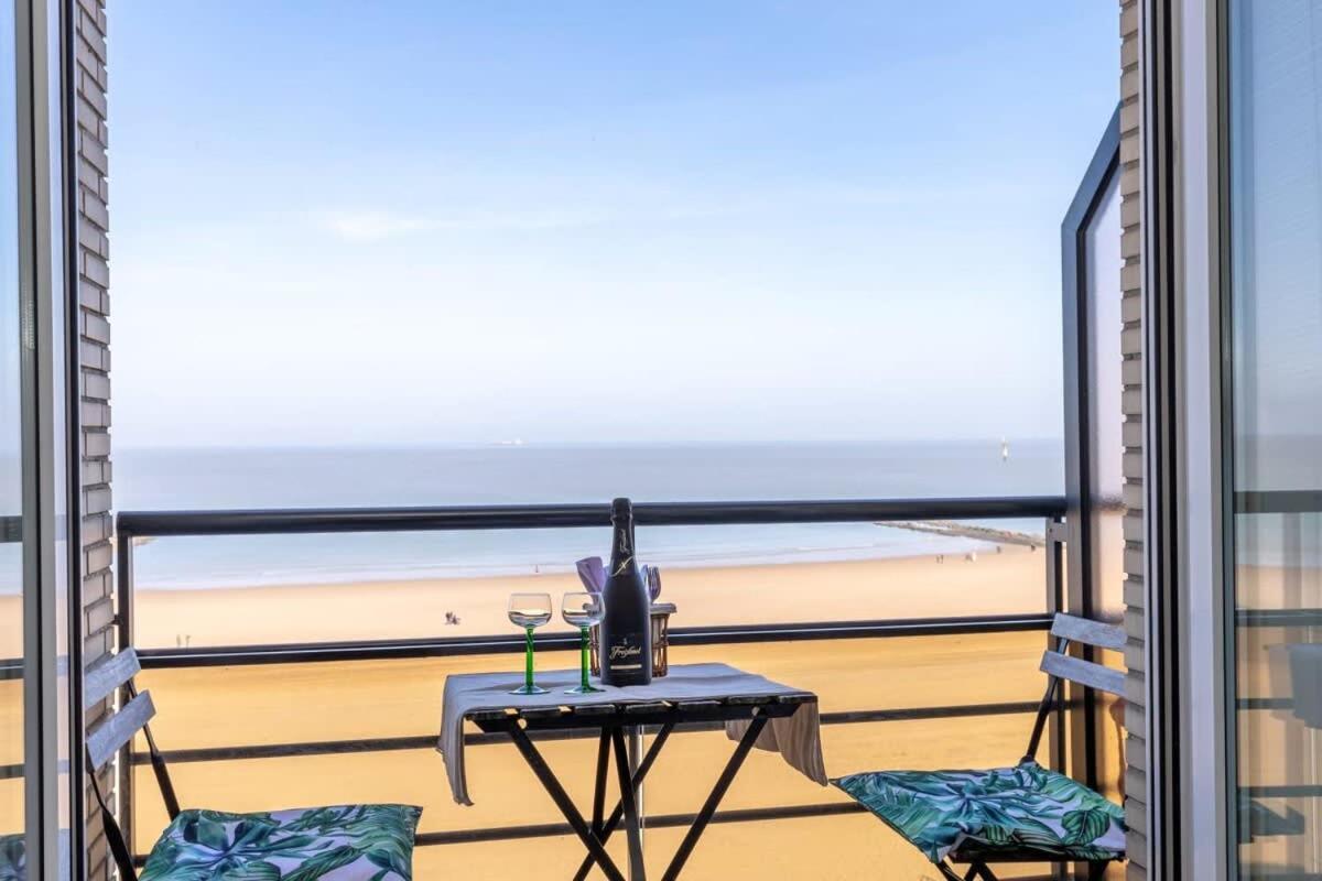 Huswell - Beautiful Spacious Studio With Frontal Sea View Knokke-Heist Bagian luar foto