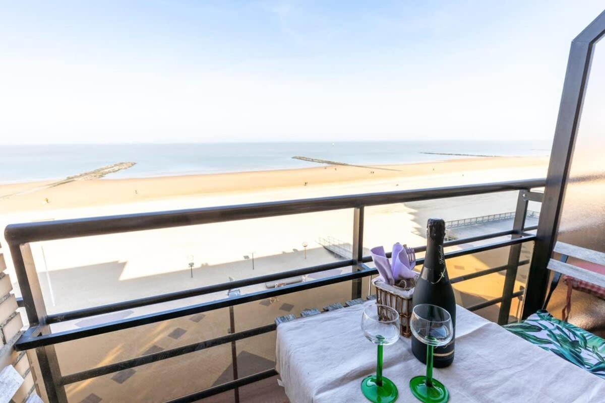 Huswell - Beautiful Spacious Studio With Frontal Sea View Knokke-Heist Bagian luar foto