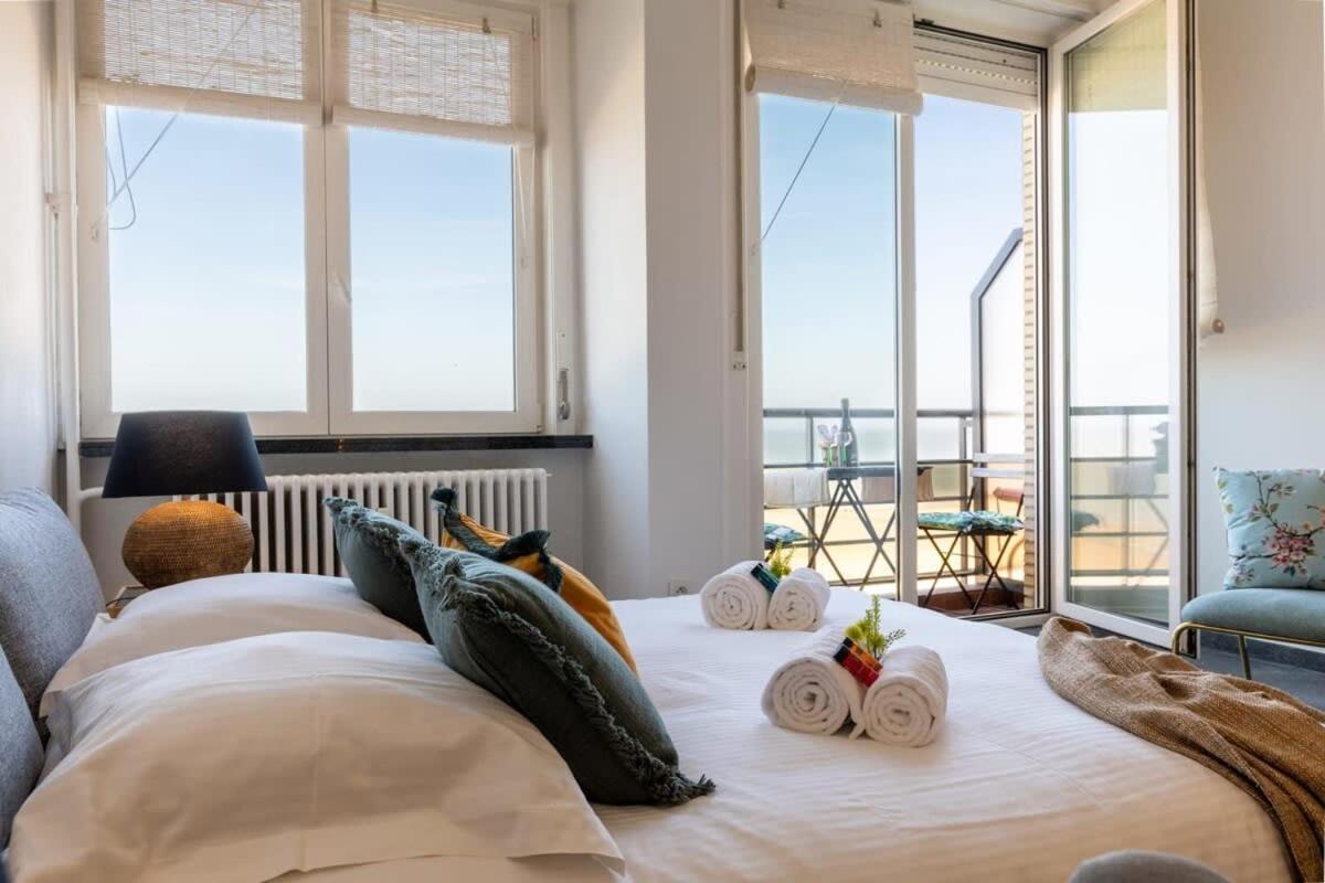Huswell - Beautiful Spacious Studio With Frontal Sea View Knokke-Heist Bagian luar foto