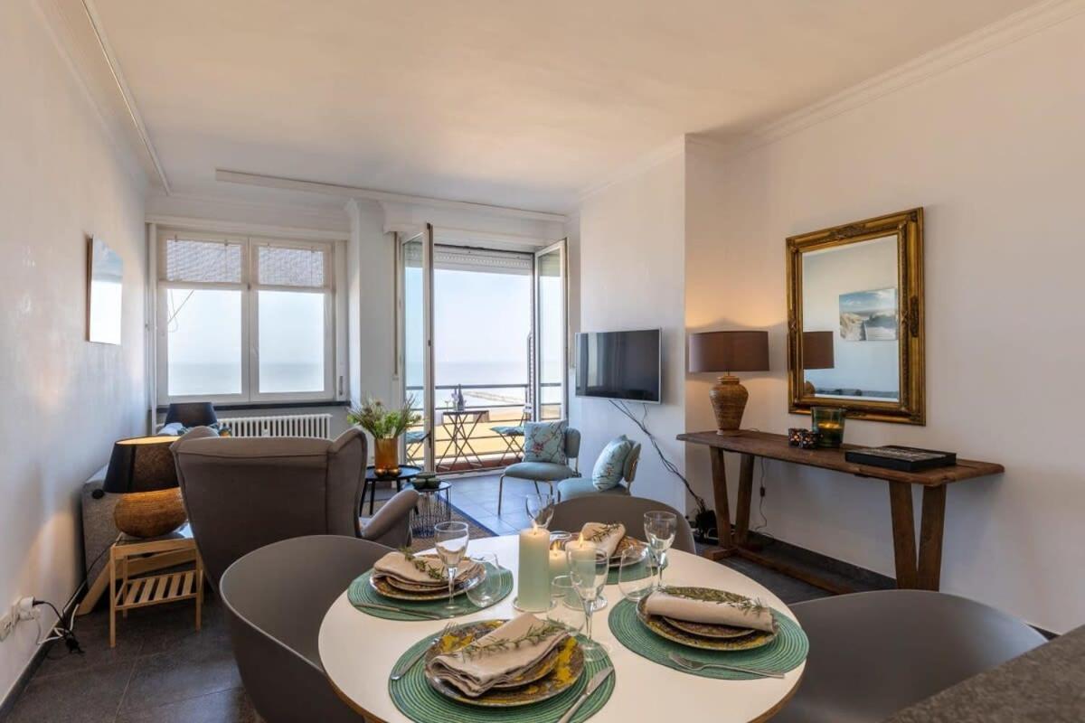 Huswell - Beautiful Spacious Studio With Frontal Sea View Knokke-Heist Bagian luar foto