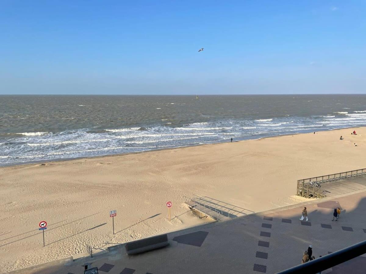 Huswell - Beautiful Spacious Studio With Frontal Sea View Knokke-Heist Bagian luar foto