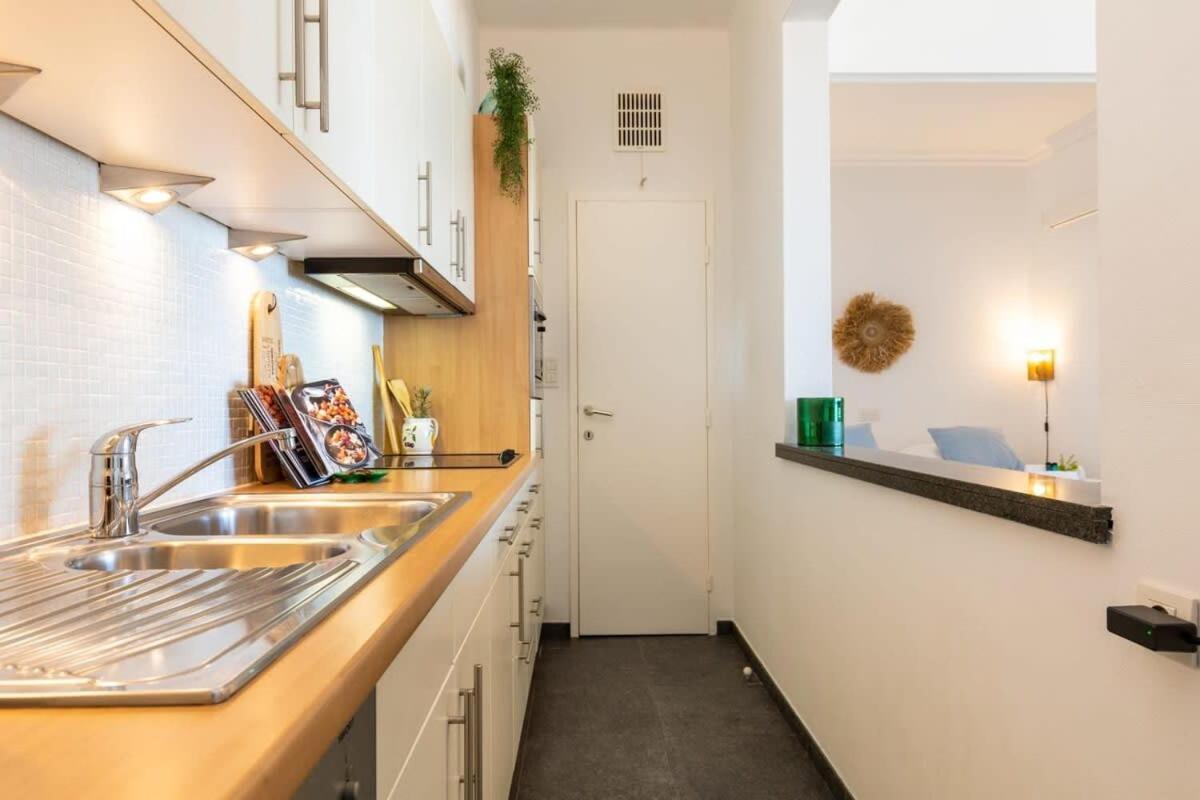 Huswell - Beautiful Spacious Studio With Frontal Sea View Knokke-Heist Bagian luar foto