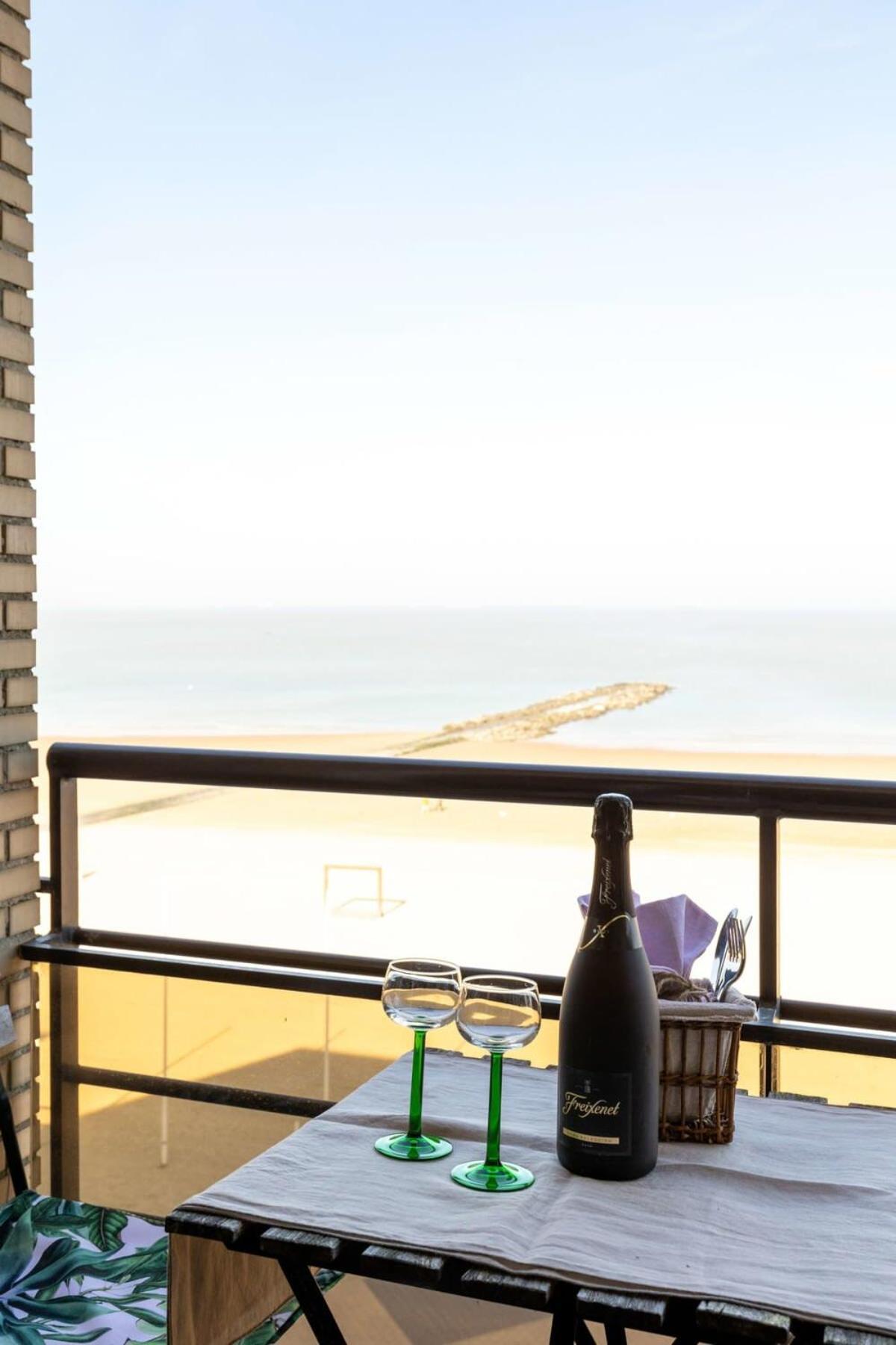 Huswell - Beautiful Spacious Studio With Frontal Sea View Knokke-Heist Bagian luar foto