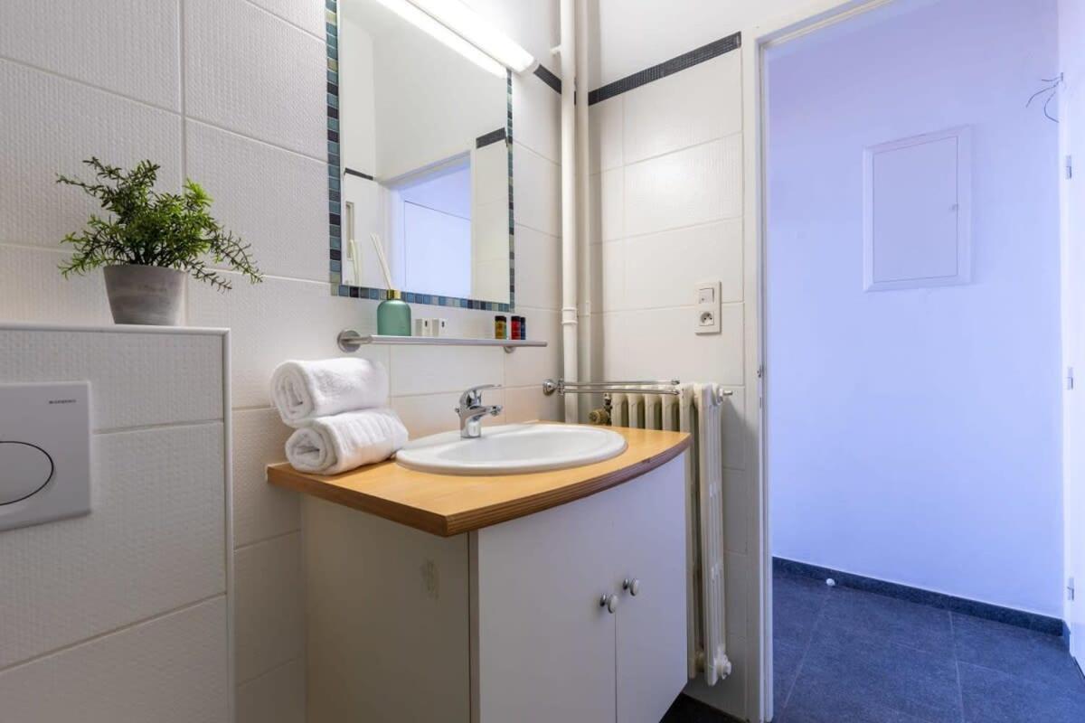 Huswell - Beautiful Spacious Studio With Frontal Sea View Knokke-Heist Bagian luar foto