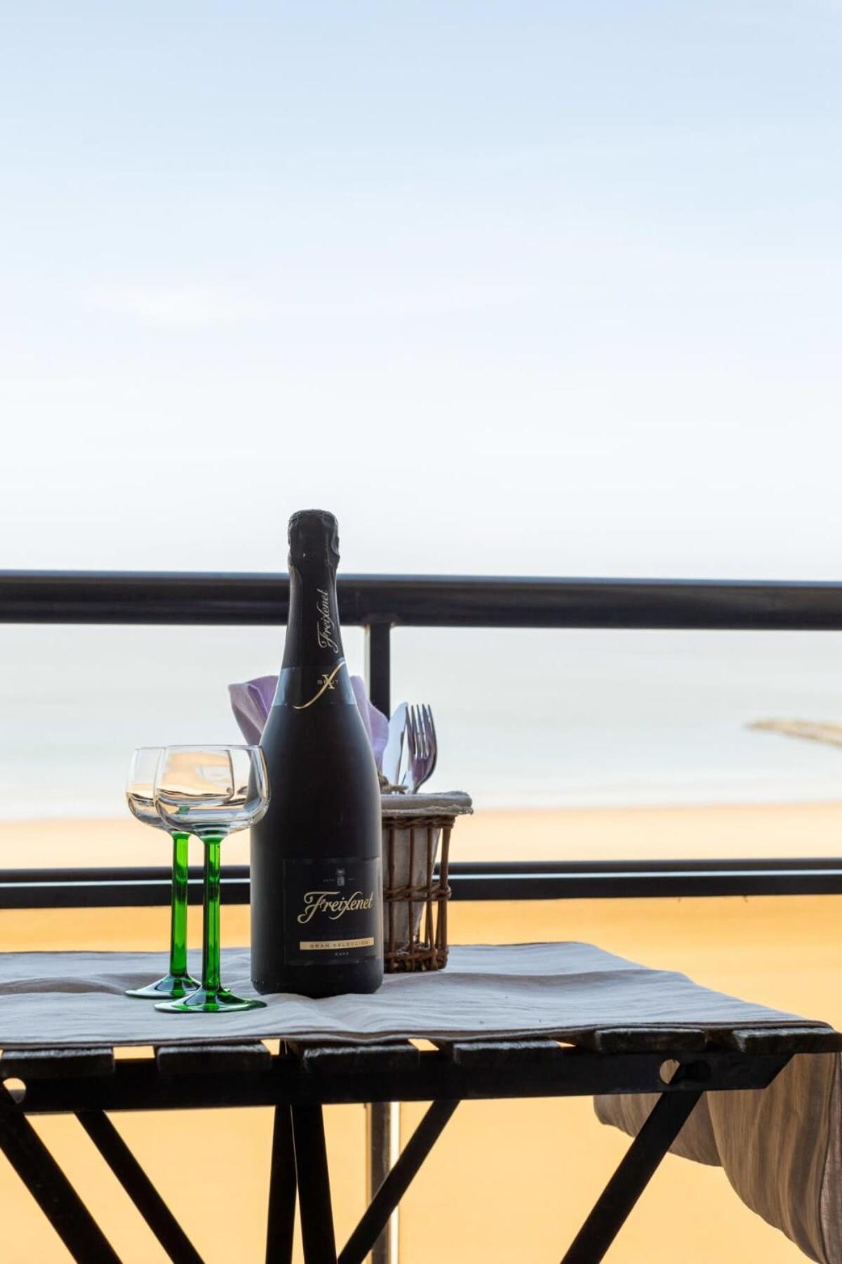 Huswell - Beautiful Spacious Studio With Frontal Sea View Knokke-Heist Bagian luar foto