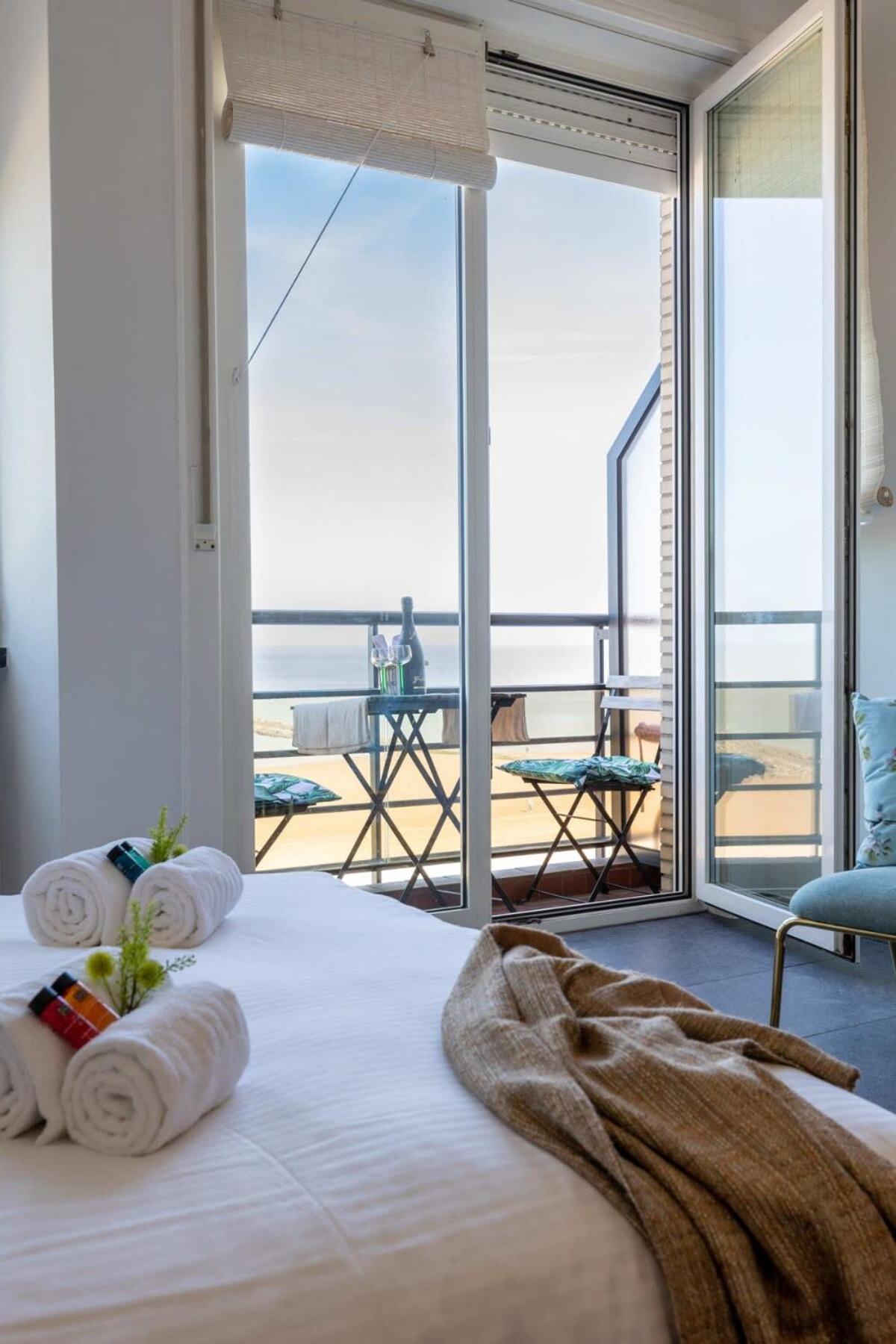 Huswell - Beautiful Spacious Studio With Frontal Sea View Knokke-Heist Bagian luar foto